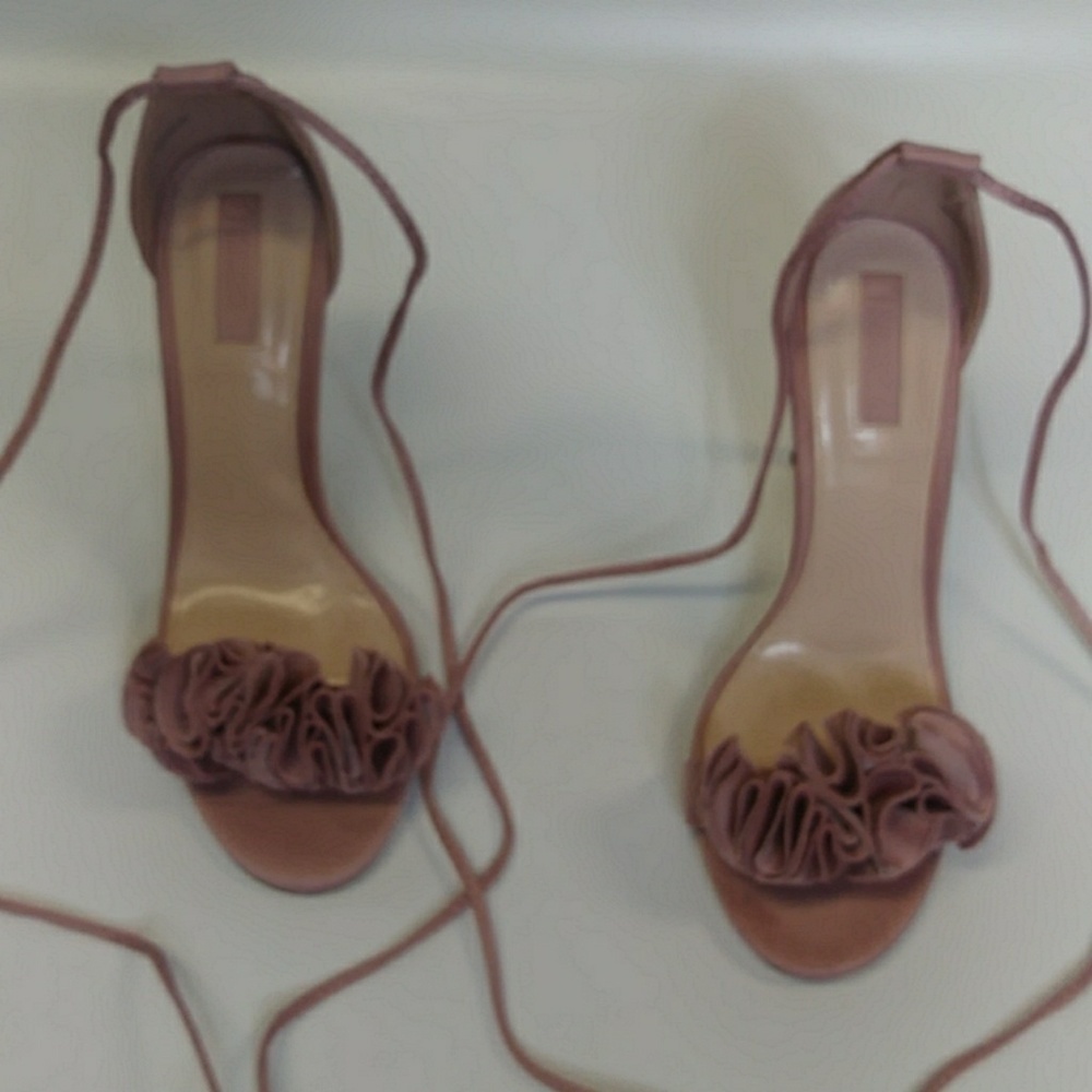 Beautiful pink heels - Picture 3 of 8